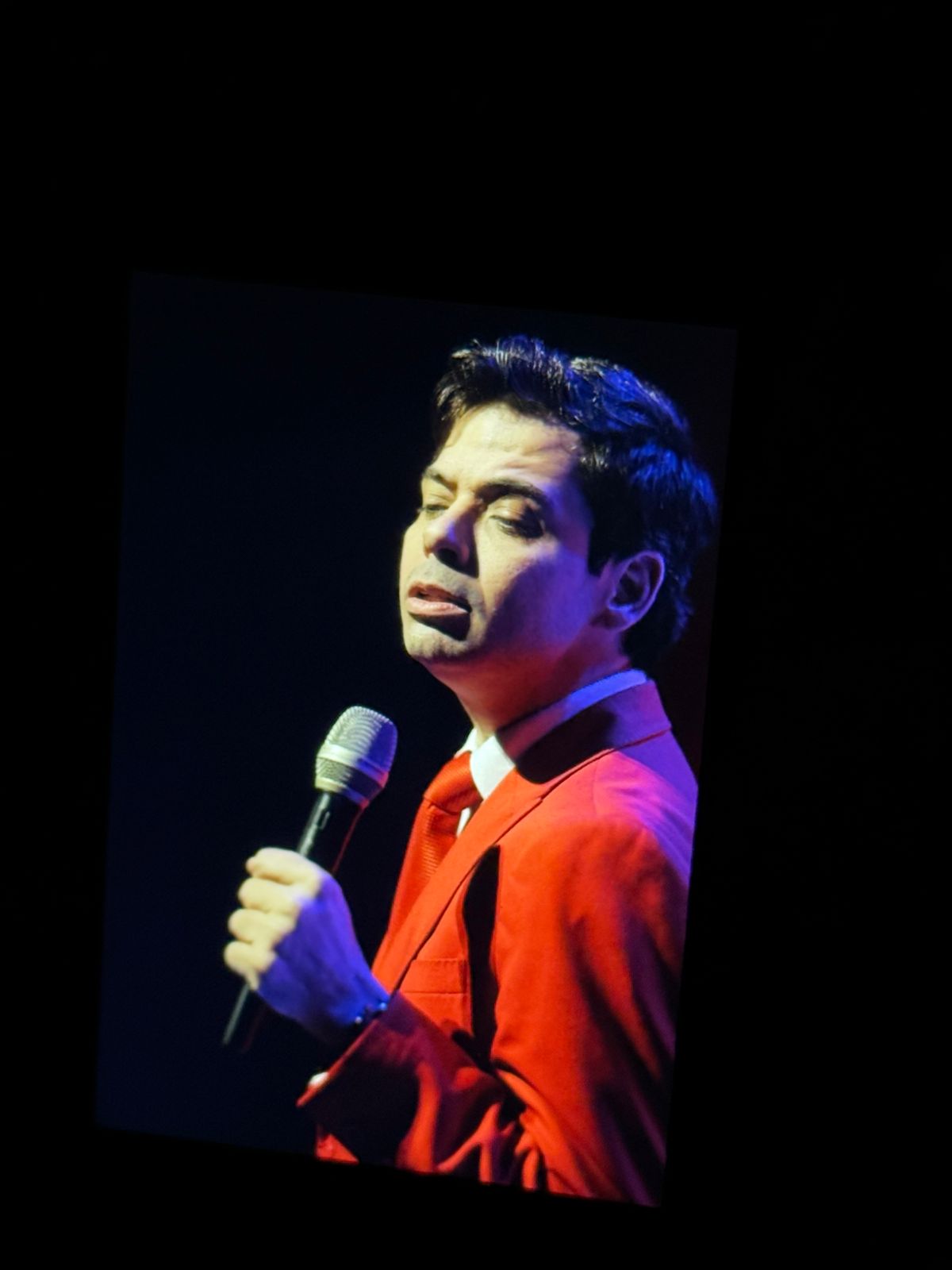 Retrato de Gustavo Mendes no palco